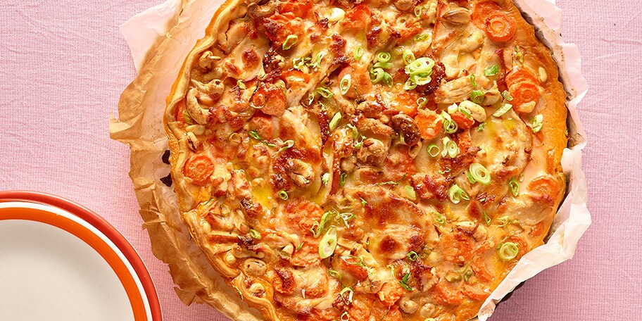 Quiche met kip, wortelen, rode curry en kokosmelk