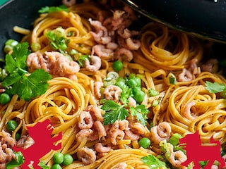 Linguine met grijze garnalen, erwtjes en bisquesaus