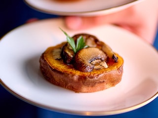 Canapés van zoete aardappel met blauwe kaas en champignons