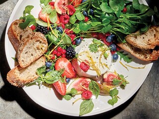 Zomerse fruitsla, ricotta met citroen en Szechuanpeper