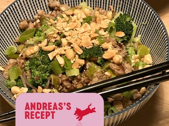 Noedels met varkensvlees, broccoli en tahinisaus