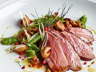 Salade van eendenborstfilet, duo van erwten en escabeche van champignons