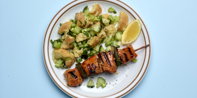 Kalkoenbrochettes en panzanella verde  