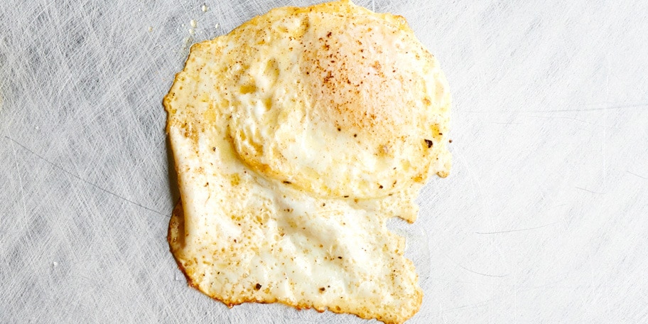 œuf sur le plat retourné