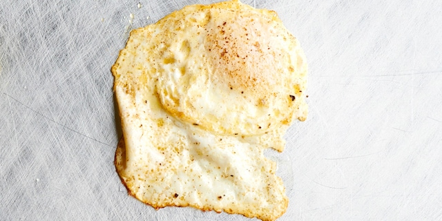 œuf sur le plat retourné