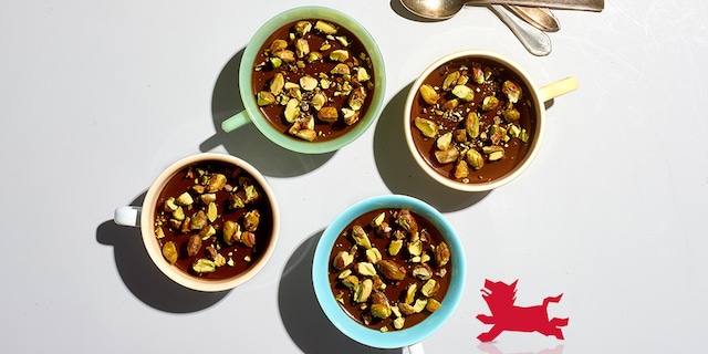 Crèmes dessert au chocolat et aux pistaches caramélisées