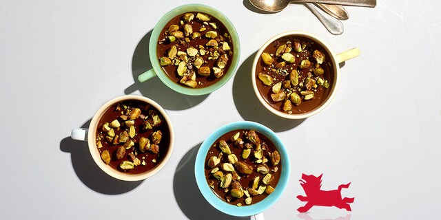 Crèmes dessert au chocolat et aux pistaches caramélisées