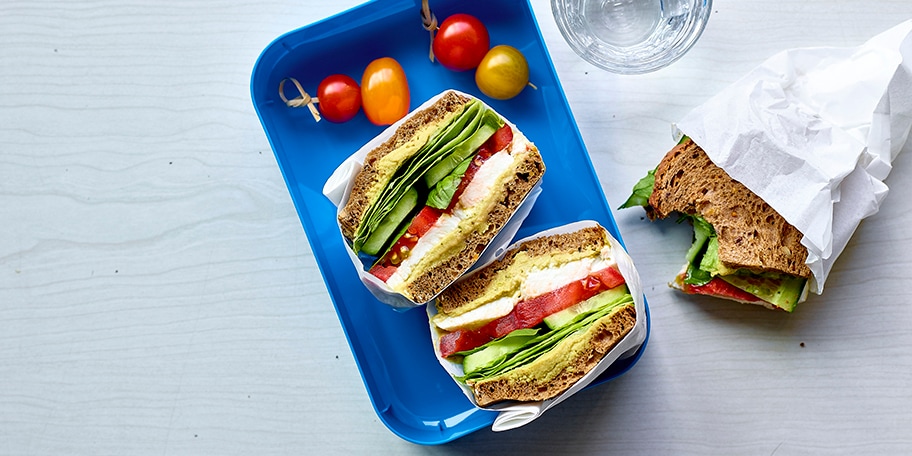 Tartines complètes au houmous au pesto et crudités