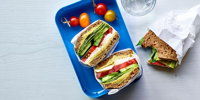 Tartines complètes au houmous au pesto et crudités