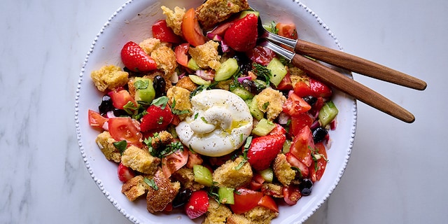 Panzanella met aardbeien en burrata