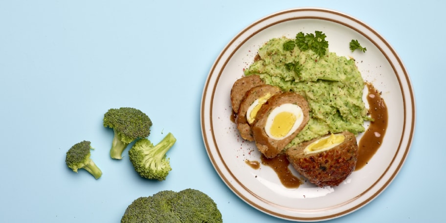 Vogelnestjes van kippengehakt met broccolistoemp