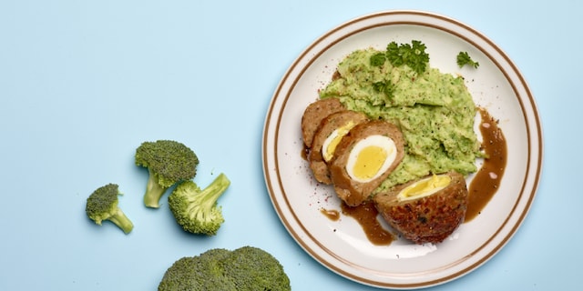 Vogelnestjes van kippengehakt met broccolistoemp