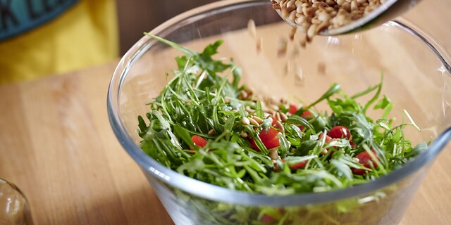 Pâtes complètes aux tomates marinées, saumon fumé et salade de roquette 