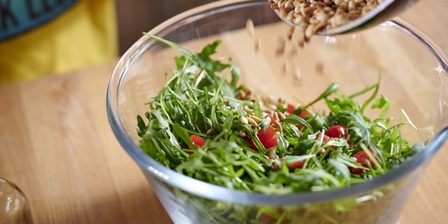 Pâtes complètes aux tomates marinées, saumon fumé et salade de roquette 