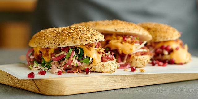 Pains à l'efficoché de porc, coleslaw et mayonnaise à la harissa