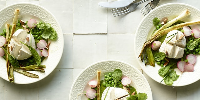 Alternative plant-based pour mozzarella aux légumes de printemps et huile aux herbes