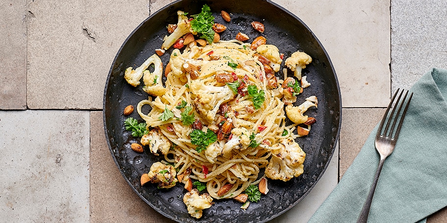 Spaghetti carbonara met geroosterde bloemkool en amandelen