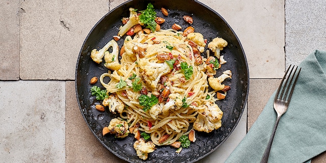 Spaghetti carbonara met geroosterde bloemkool en amandelen