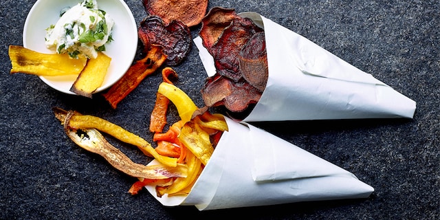 Chips de légumes racines rôtis et sauce aux herbes