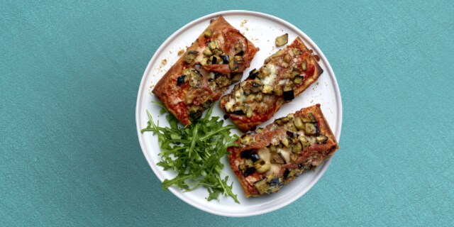 Pizza focaccia met aubergine en prosciutto