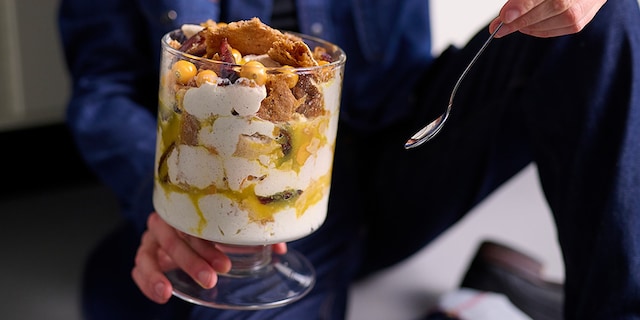 Eton mess aux physalis, dattes et coulis d'orange