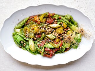 Homemade pasta met prei, geroosterde paprika’s en groene saus