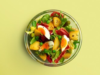 Salade-repas aux pommes de terre et à la pancetta