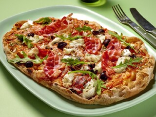 Pizza met geitenkaas en spek