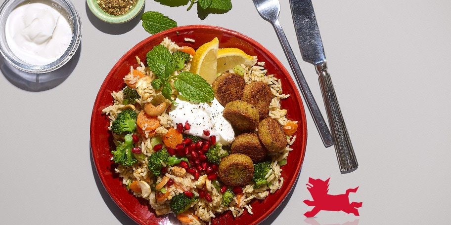 Riz sauté aux légumes, falafels et sauce au yaourt