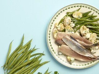 Maatjes, aardappelsalade met tartaar en sperziebonen