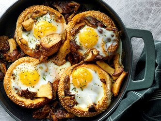 Gevulde broodjes met champignons en eieren