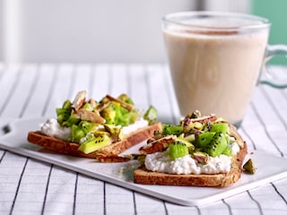 Volkorentoasts, noten en cottage cheese