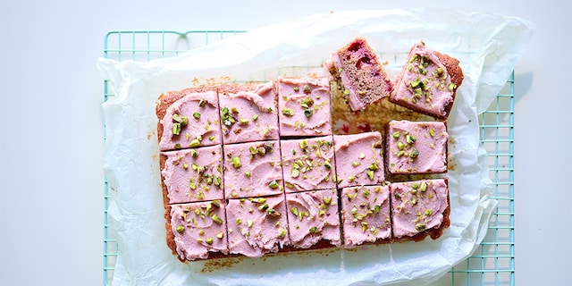 Gâteau aux betteraves et aux framboises, glaçage aux noix de cajou