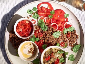 Marokkaanse salade met geroosterde kikkererwten en courgettezaalouk