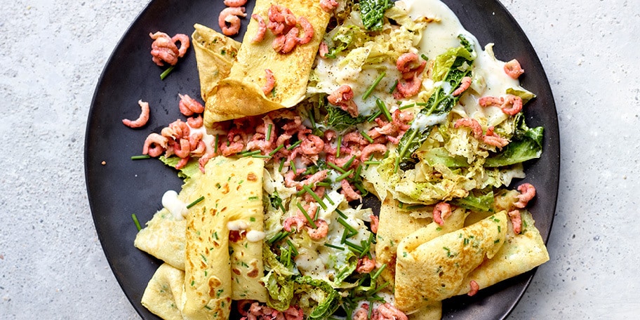 Pannenkoeken met groene kool en grijze garnalen, kaassaus