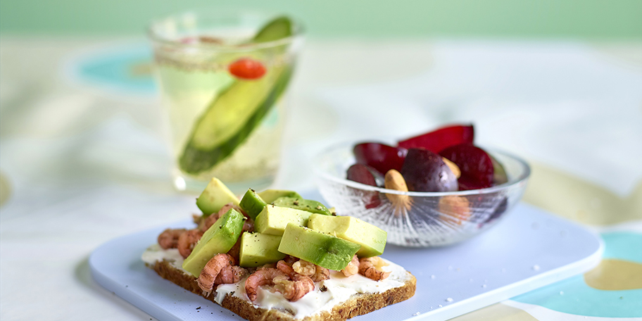Boterhammen met grijze garnalen en avocado
