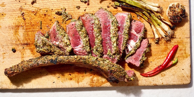 Gegrilde Ierse tomahawk in een mosterd- en kruidenkorstje