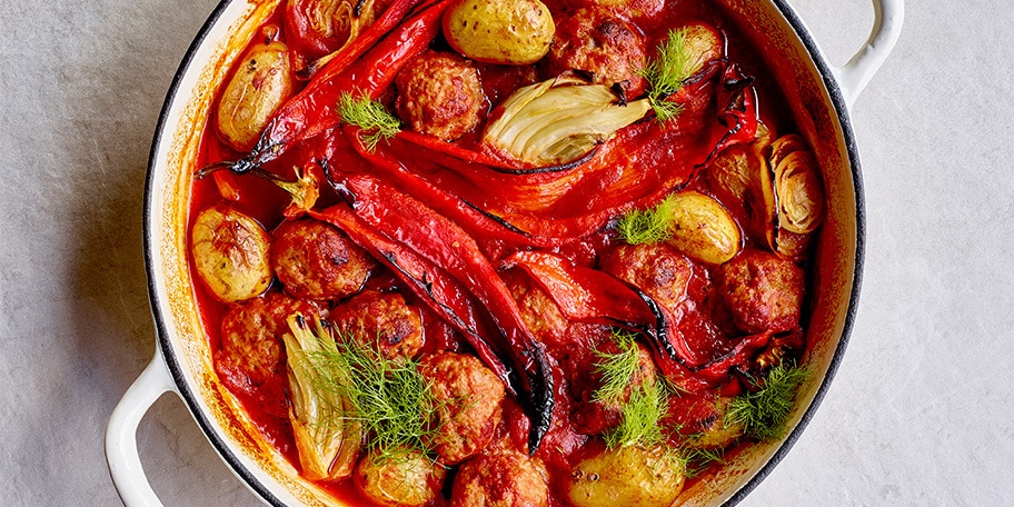 Boulettes, légumes et grenailles cuits au four