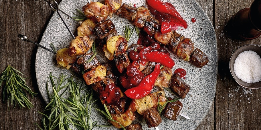 Hindebrochettes met pastinaak en spek, peren- en veenbessencompote