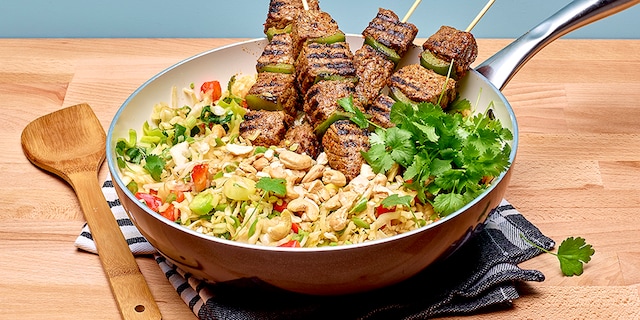 Rundsbrochette met gebakken zilvervliesrijst, groenten en cashewnoten 