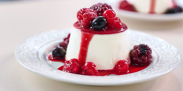 Vanille panna cotta met rode vruchten