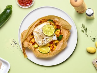 Kabeljauwpapillot met courgettes, krieltjes en rode pesto