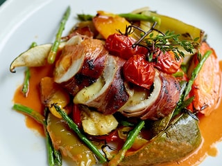 Roulades de poulet avec légumes rôtis et sauce tomate