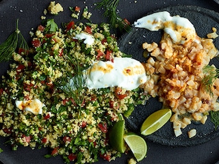 Gemarineerde zeebaars met yoghurtsaus en een bulgursalade