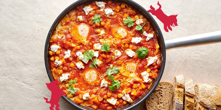 Shakshuka met kikkererwten en verse geitenkaas