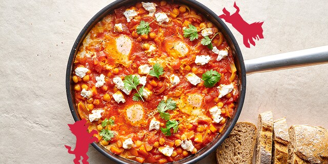 Shakshuka met kikkererwten en verse geitenkaas