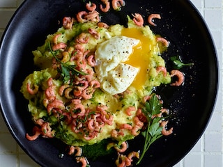 Purée de panais, oeuf poché et crevettes grises