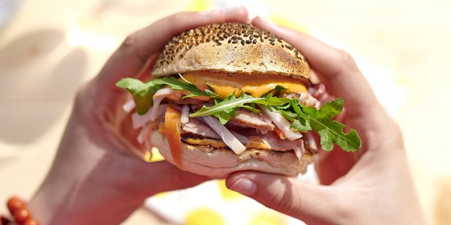 Burgers de solomillo aux pickles de légumes