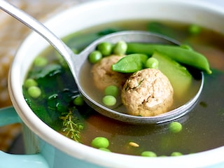 Soupe-repas aux boulettes de poulet et légumes verts