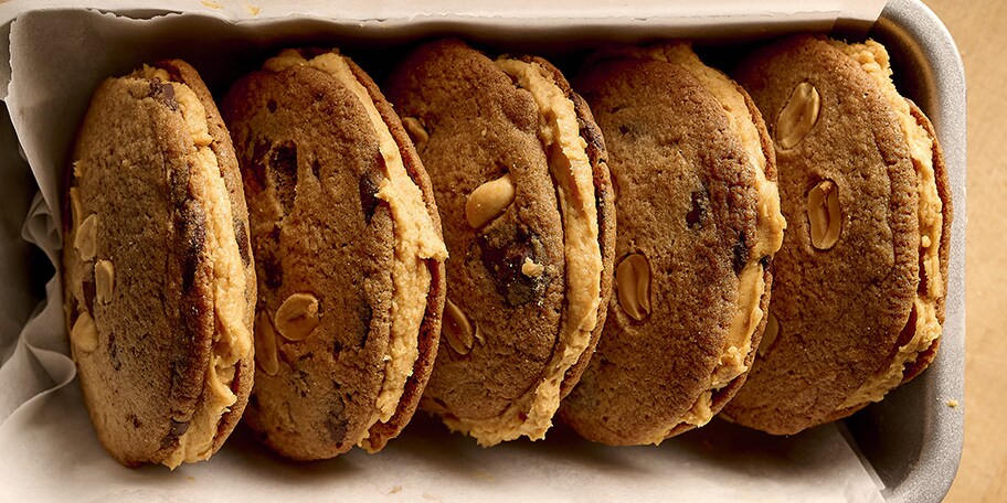 Sandwich-cookies met chocolade en pindacrème
